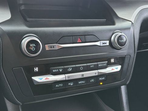 Used 2020 Ford Explorer XLT w/ Equipment Group 202A image 6