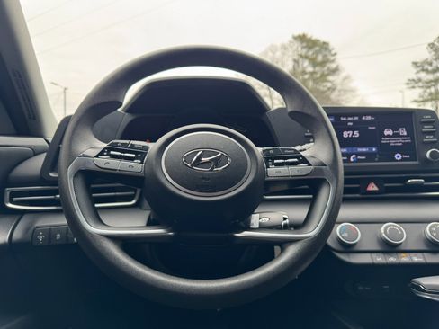 Used 2021 Hyundai Elantra SE w/ Cargo Package image 15