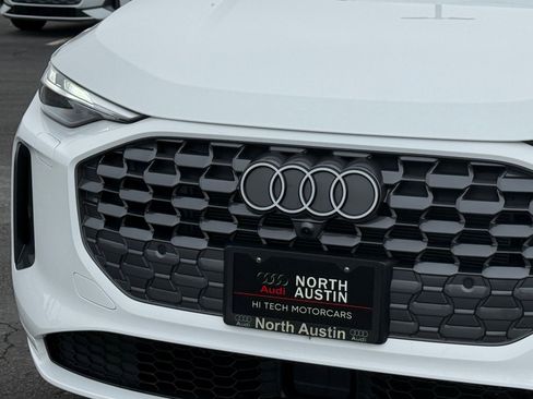 Used 2025 Audi Q5 Premium w/ Convenience Package image 2