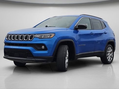 Used 2023 Jeep Compass Latitude image 4