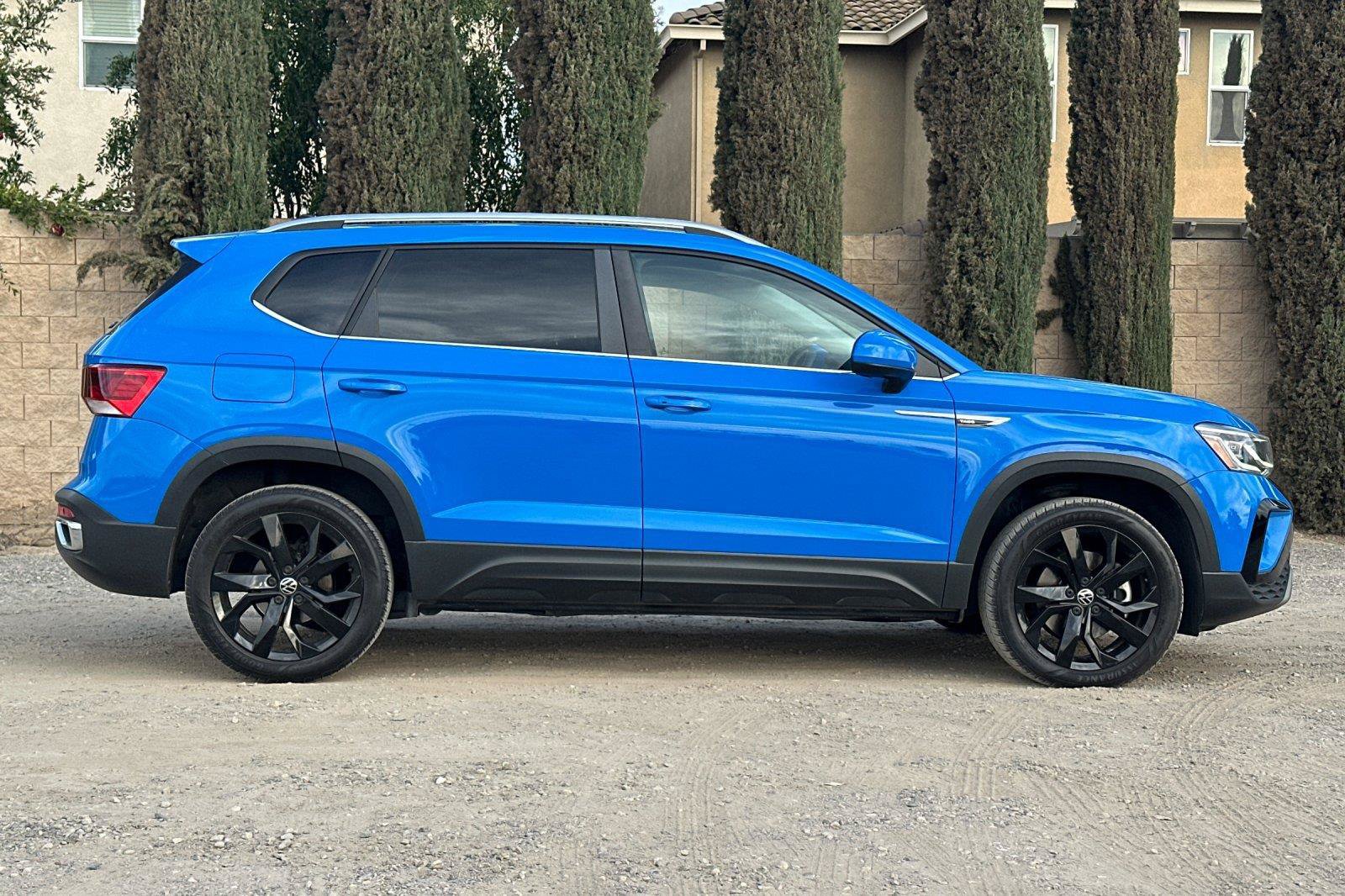 Used 2022 Volkswagen Taos SEL w/ Panoramic Sunroof Package FWD image 2