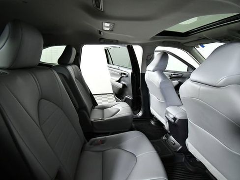 Used 2022 Toyota Highlander XLE image 25