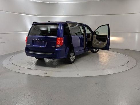 Used 2018 Dodge Grand Caravan SE w/ UConnect Hands-Free Group image 9
