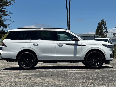 New 2026 Lincoln Navigator Reserve w/ Jet Appearance Package AWD/4WD image 2