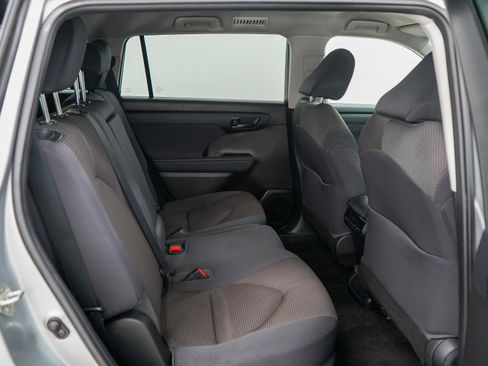 Used 2023 Toyota Highlander L AWD/4WD image 12