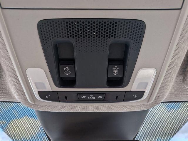 Used 2023 Honda Pilot Touring image 13