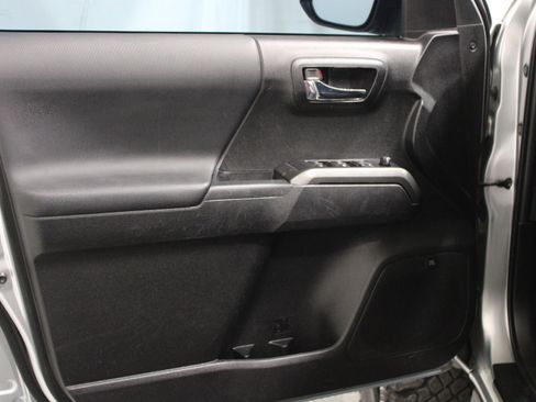 Used 2022 Toyota Tacoma TRD Sport image 3