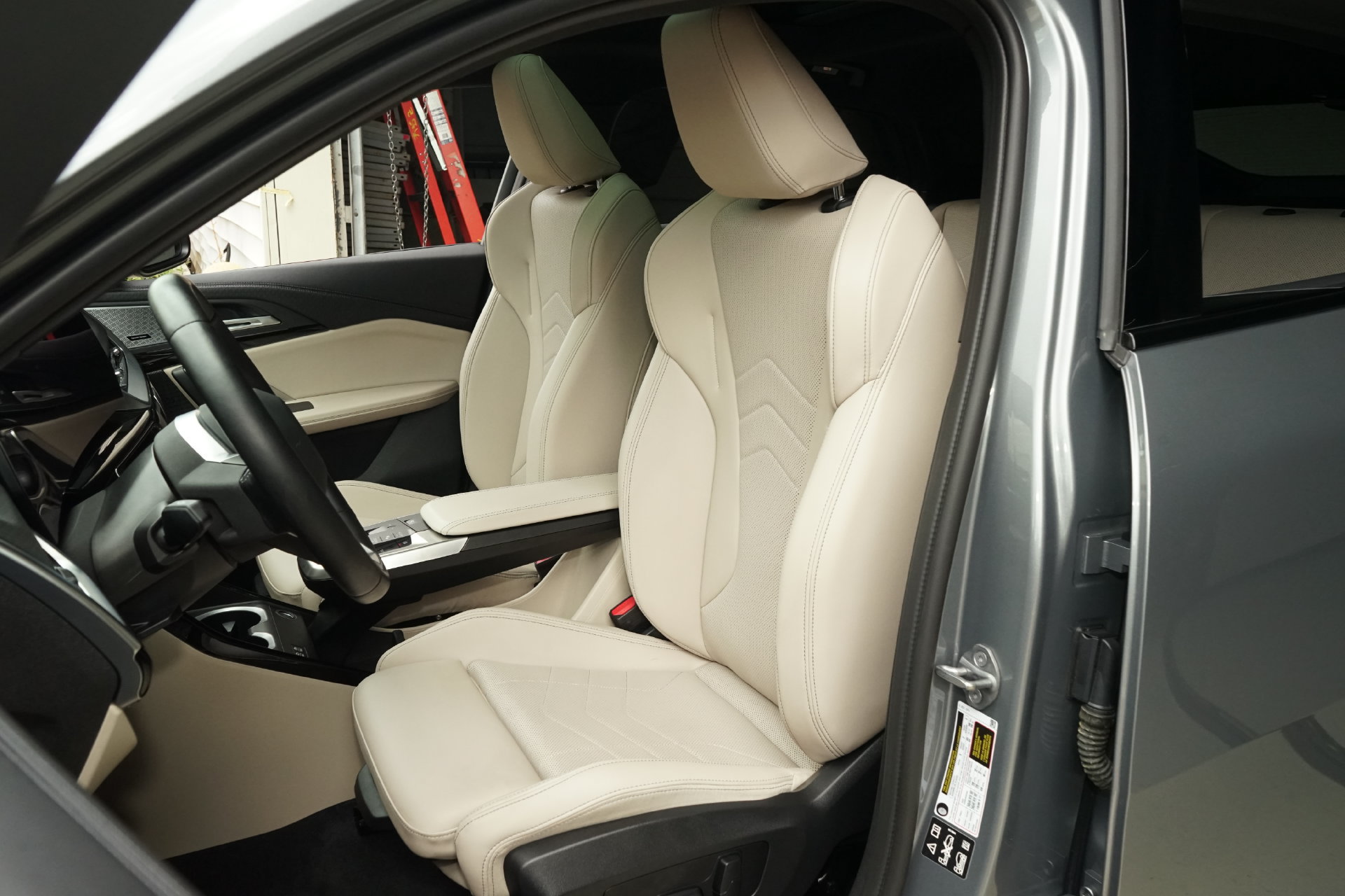 Used 2025 BMW X2 xDrive28i w/ Premium Package AWD/4WD image 3