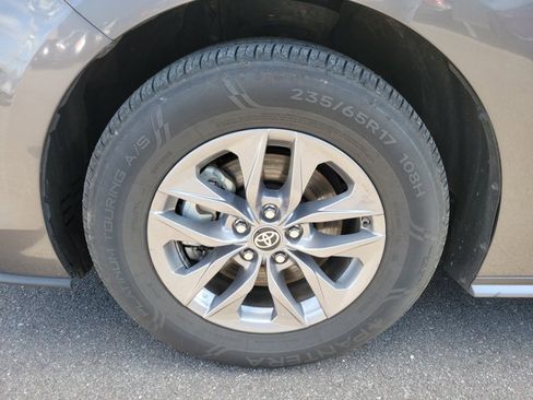 Used 2024 Toyota Sienna XLE image 27