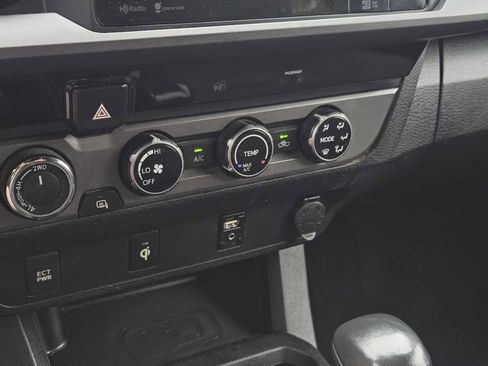 Used 2016 Toyota Tacoma TRD Sport w/ Exterior Package AWD/4WD image 19