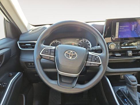 Used 2023 Toyota Highlander L FWD image 12