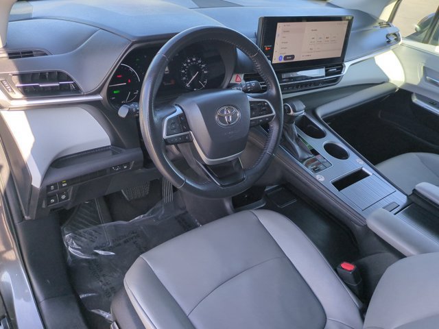 Used 2025 Toyota Sienna XLE FWD image 17