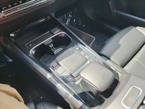 Used 2023 Mercedes-Benz GLB 250 4MATIC w/ Premium Package image 22