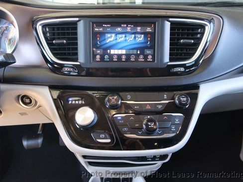 Used 2020 Chrysler Voyager Lxi FWD image 30