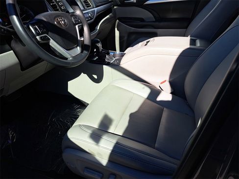 Used 2019 Toyota Highlander XLE image 23