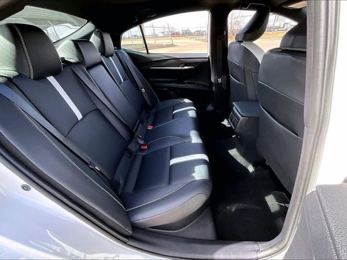 Used 2025 Toyota Camry SE image 18