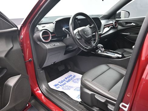 Used 2024 Chevrolet Trax RS w/ Sunroof Package FWD image 9