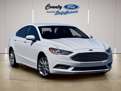 Used 2017 Ford Fusion SE w/ Fusion SE Technology Package FWD image 1