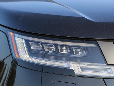 New 2025 Land Rover Range Rover Long Wheelbase SE image 4