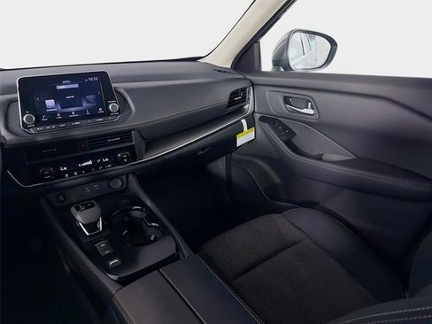 Certified 2026 Nissan Rogue SV FWD image 23