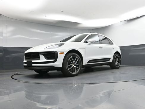 Certified 2023 Porsche Macan AWD/4WD image 29