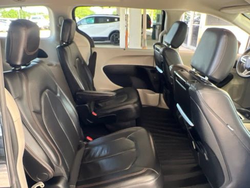 Used 2017 Chrysler Pacifica Touring-L Plus w/ Advanced Safetytec Group FWD image 15