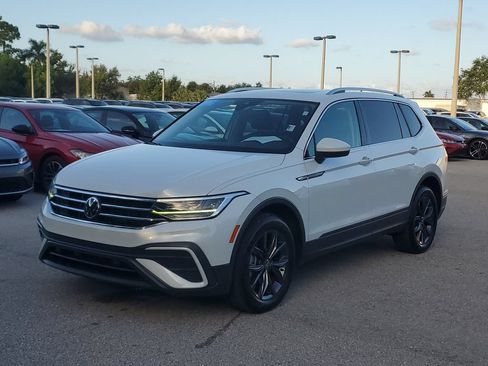 Certified 2023 Volkswagen Tiguan SE w/ Panoramic Sunroof Package FWD image 9