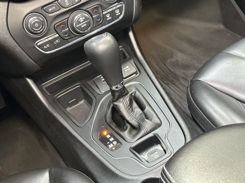 Used 2019 Jeep Cherokee Latitude Plus w/ Comfort/Convenience Group image 25