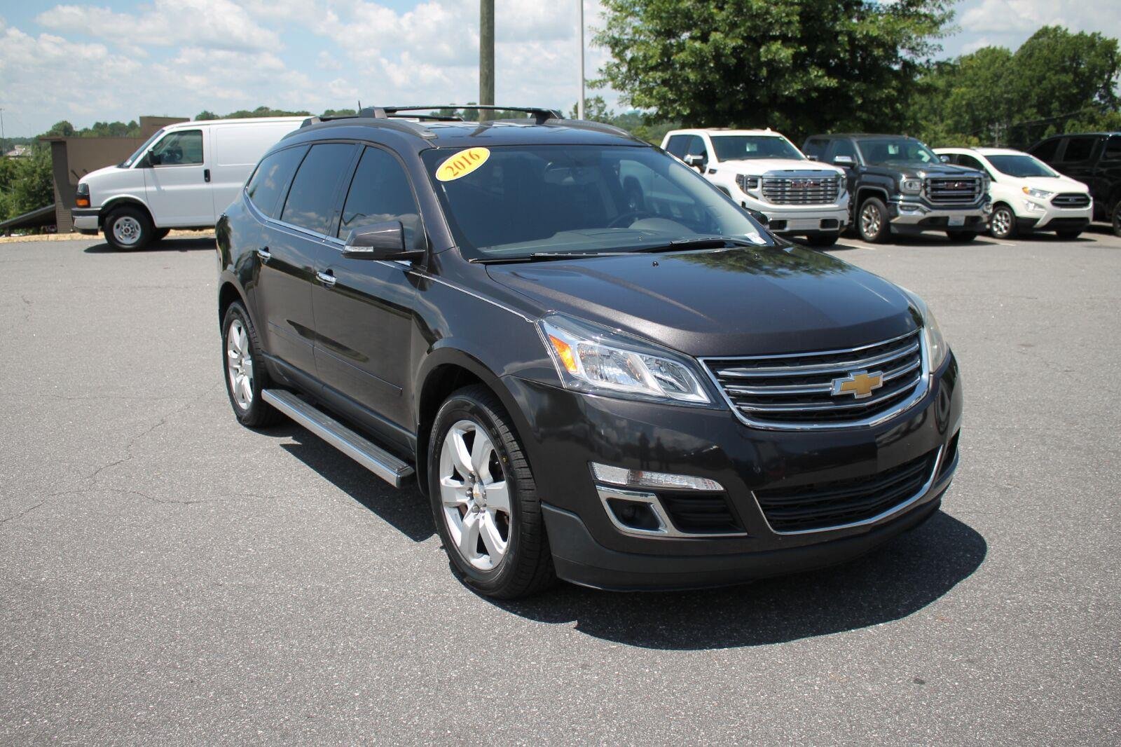 Used 2016 Chevrolet Traverse LT w/ Style and Technology Package FWD image 2