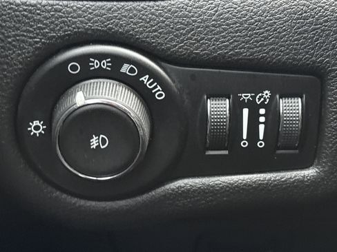 Used 2019 Jeep Cherokee Latitude Plus image 32