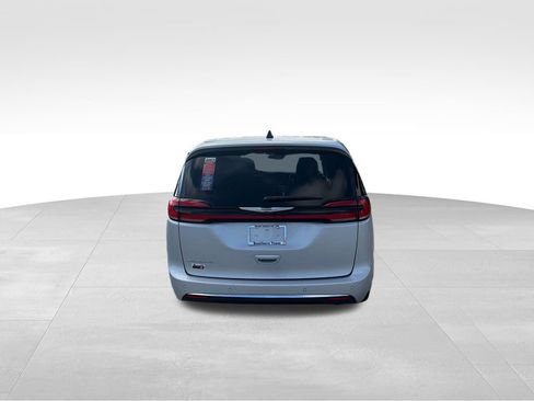 Used 2024 Chrysler Pacifica Touring-L FWD image 5