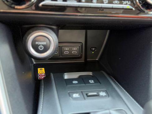 Used 2023 Toyota Venza LE image 17