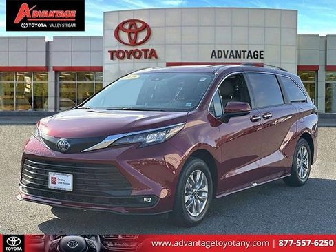 Used 2025 Toyota Sienna XLE image 4