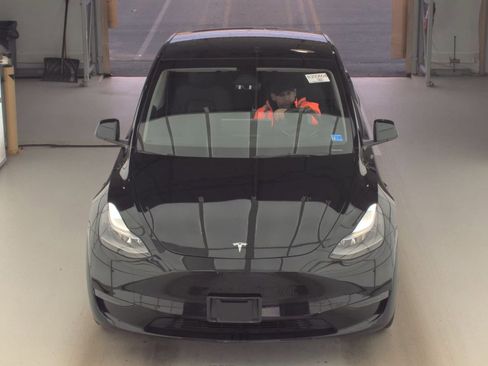 Used 2024 Tesla Model Y Long Range image 2