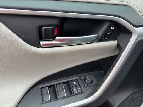 Used 2022 Toyota RAV4 Limited image 23