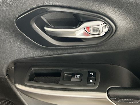 Used 2019 Jeep Cherokee Latitude Plus w/ Comfort/Convenience Group FWD image 32