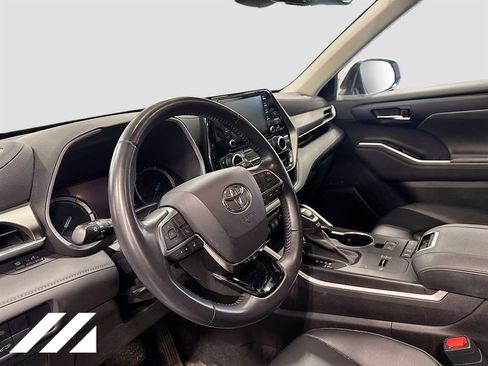 Used 2020 Toyota Highlander XLE image 9