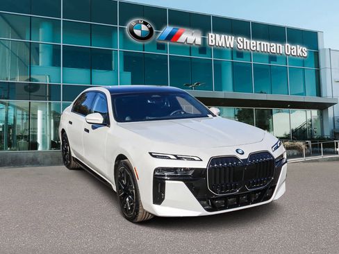 Used 2025 BMW 740i w/ Premium Package image 3