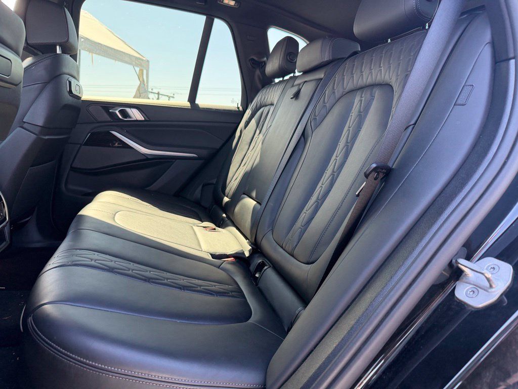 Used 2025 BMW X5 xDrive50e AWD/4WD image 4