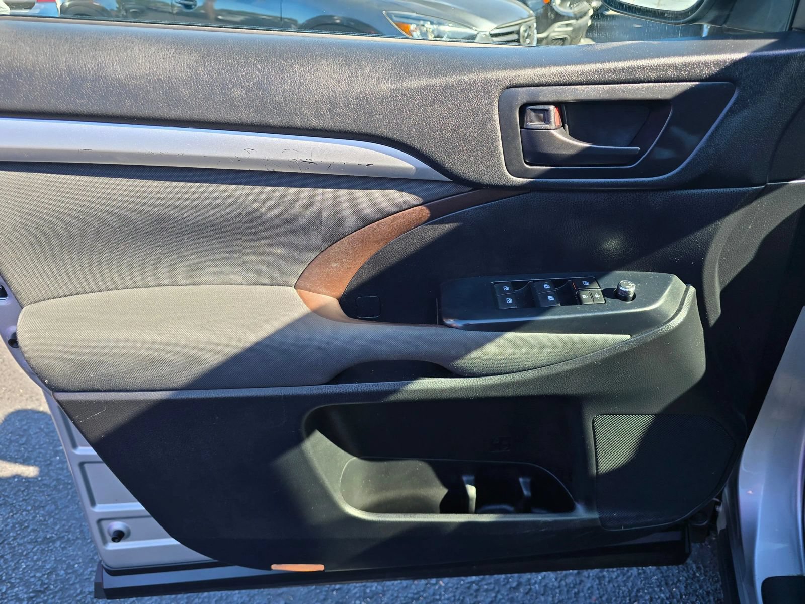 Used 2019 Toyota Highlander LE FWD image 18