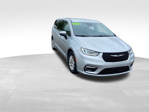 Used 2023 Chrysler Pacifica Touring-L FWD image 8