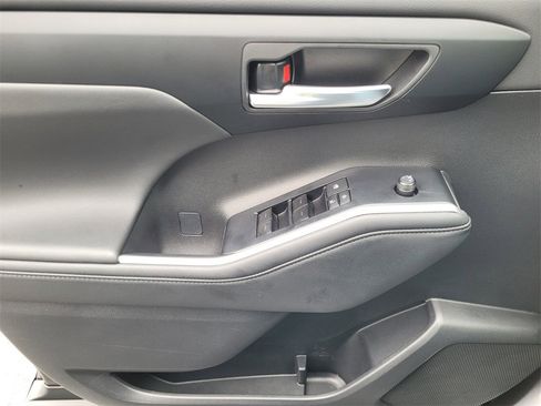 Certified 2025 Toyota Highlander XLE image 29