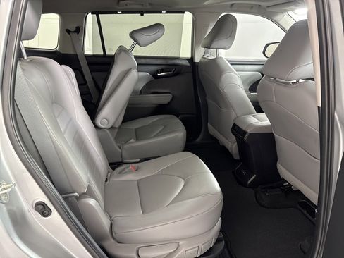Used 2023 Toyota Highlander XLE image 42