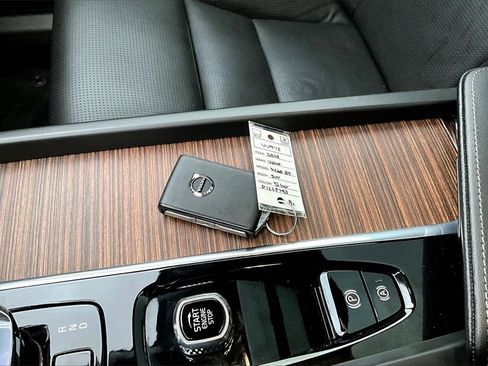 Certified 2023 Volvo XC60 B5 Ultimate image 35