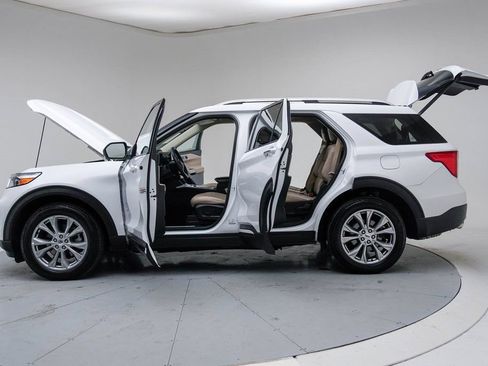 Used 2023 Ford Explorer Limited AWD/4WD image 18