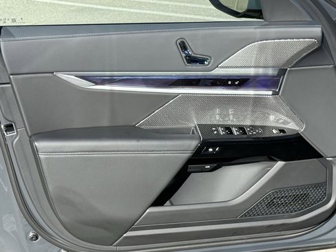 Used 2025 BMW 740i w/ Premium Package image 18
