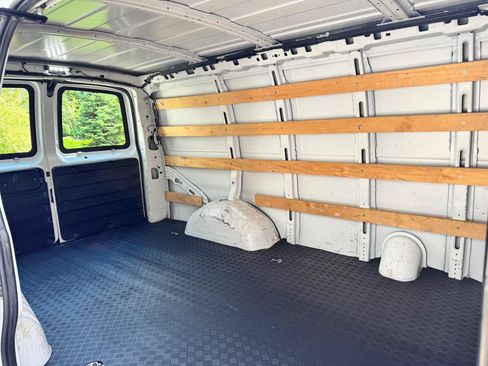 Used 2018 Chevrolet Express 2500 w/ Driver Convenience Package RWD image 20