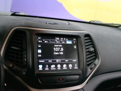 Used 2017 Jeep Cherokee Limited w/ Luxury Group AWD/4WD image 16