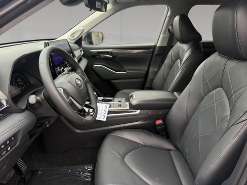 New 2026 Toyota Highlander Platinum AWD/4WD image 10