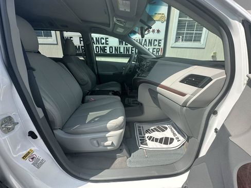 Used 2012 Toyota Sienna XLE FWD image 28